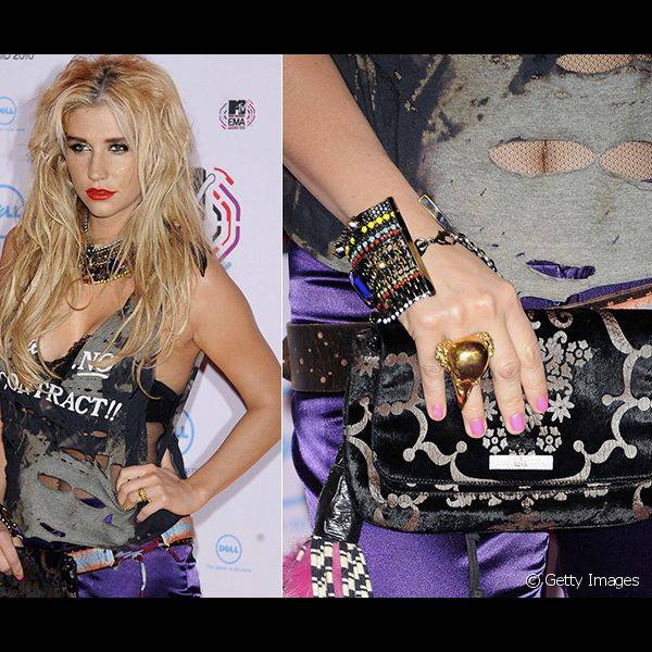 No MTV Europe Music Awards 2010 Kesha combinou um look rocker com um esmalte rosa quase infantil